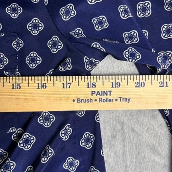 GAP Button Up Shirt Womens Medium Lightweight Elevated Basic Office Career - Picture 6 of 8